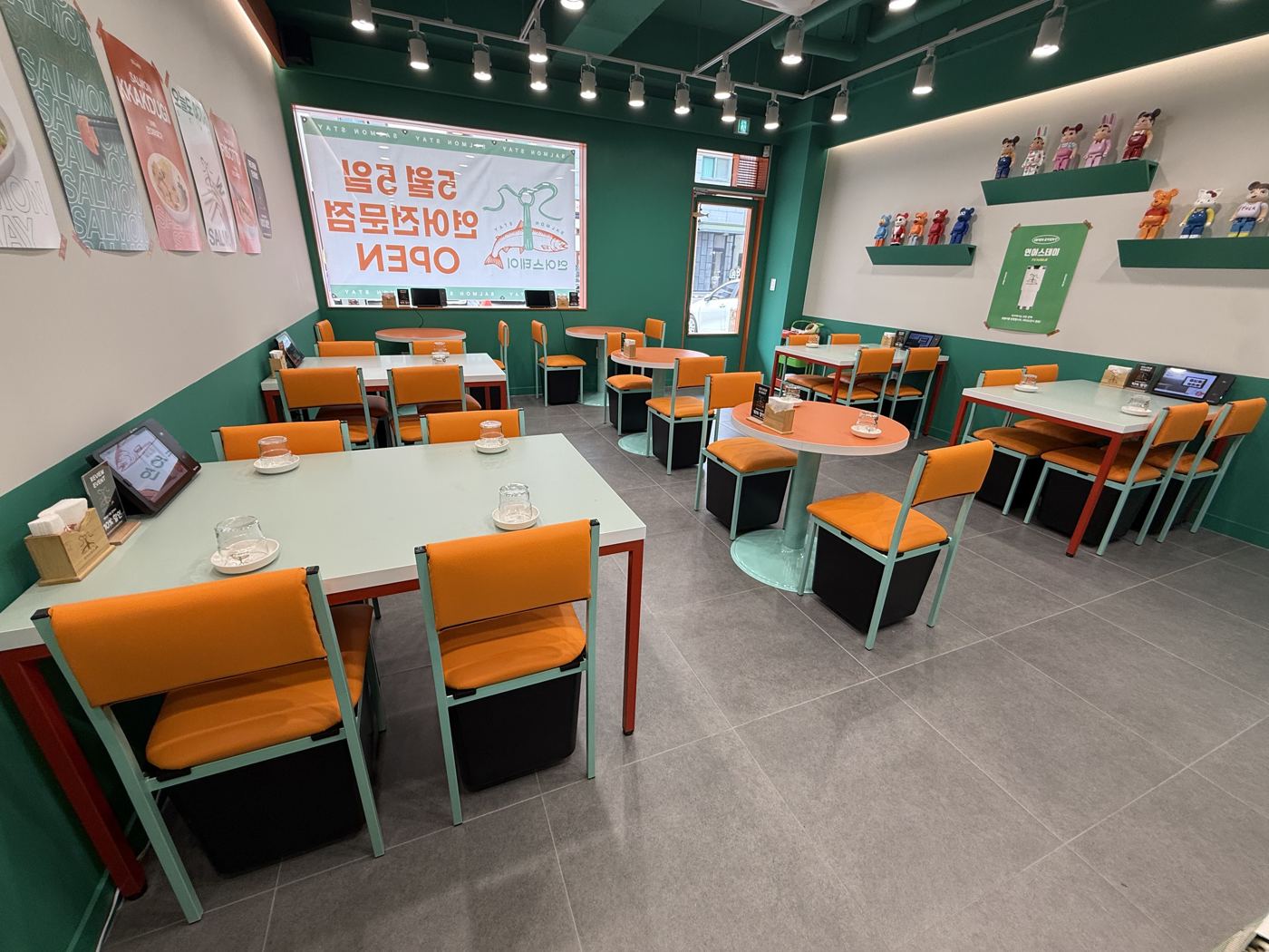 창가 쪽 사각 테이블과 의자 배치